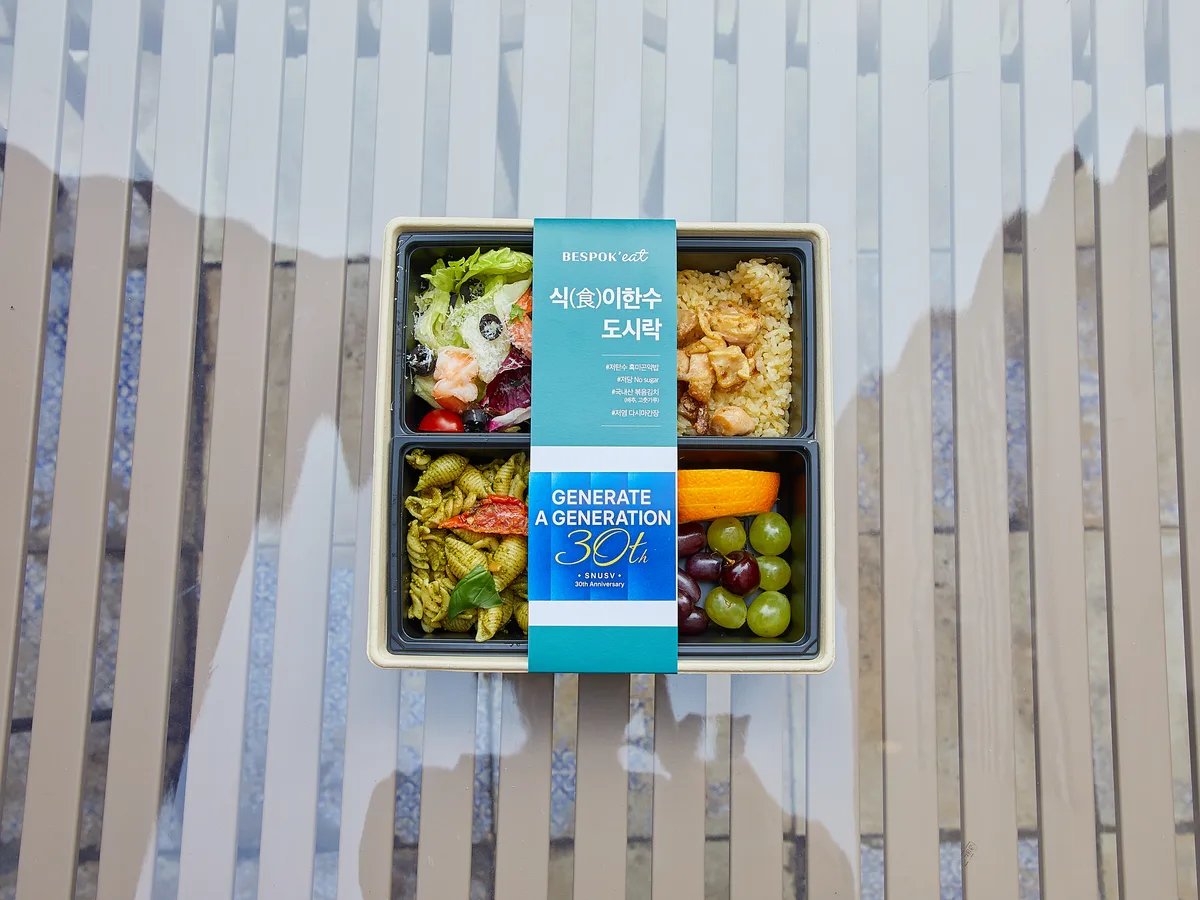 슬리브를 두르고 뚜껑을 덮은 도시락 세트