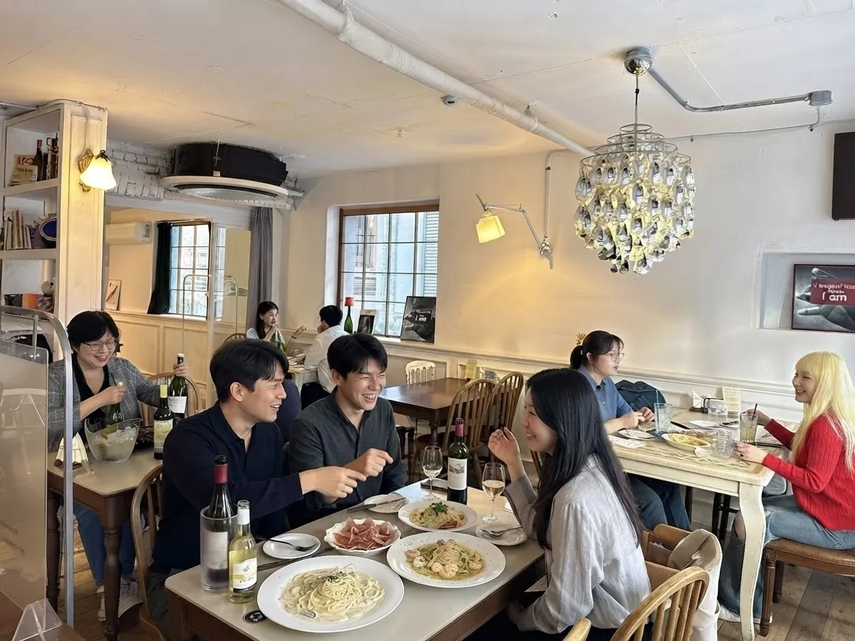 여러 테이블이 찬 메인 다이닝 홀