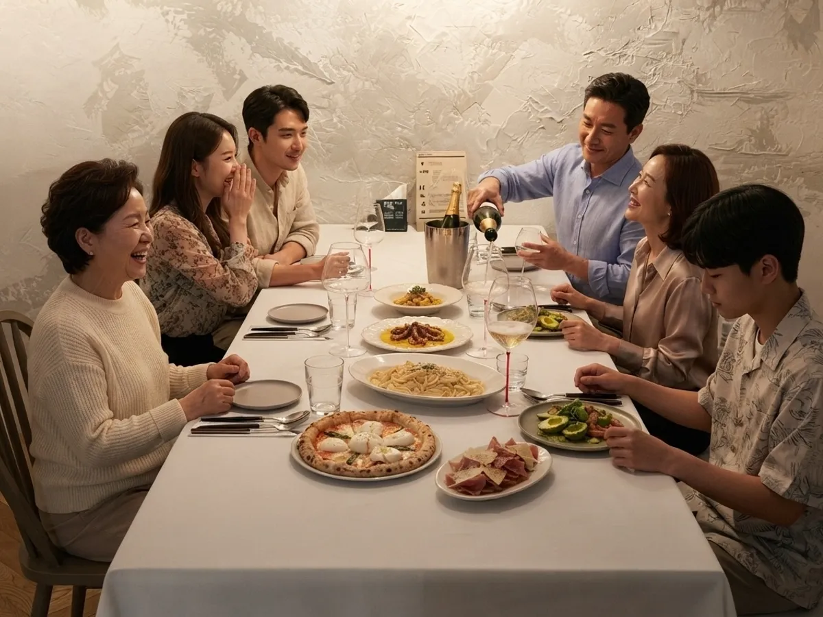 단독 룸에서 식사 중인 3대 가족 모임